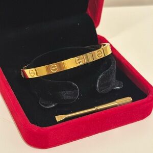 NEW✨ Bracelet with screw patterns